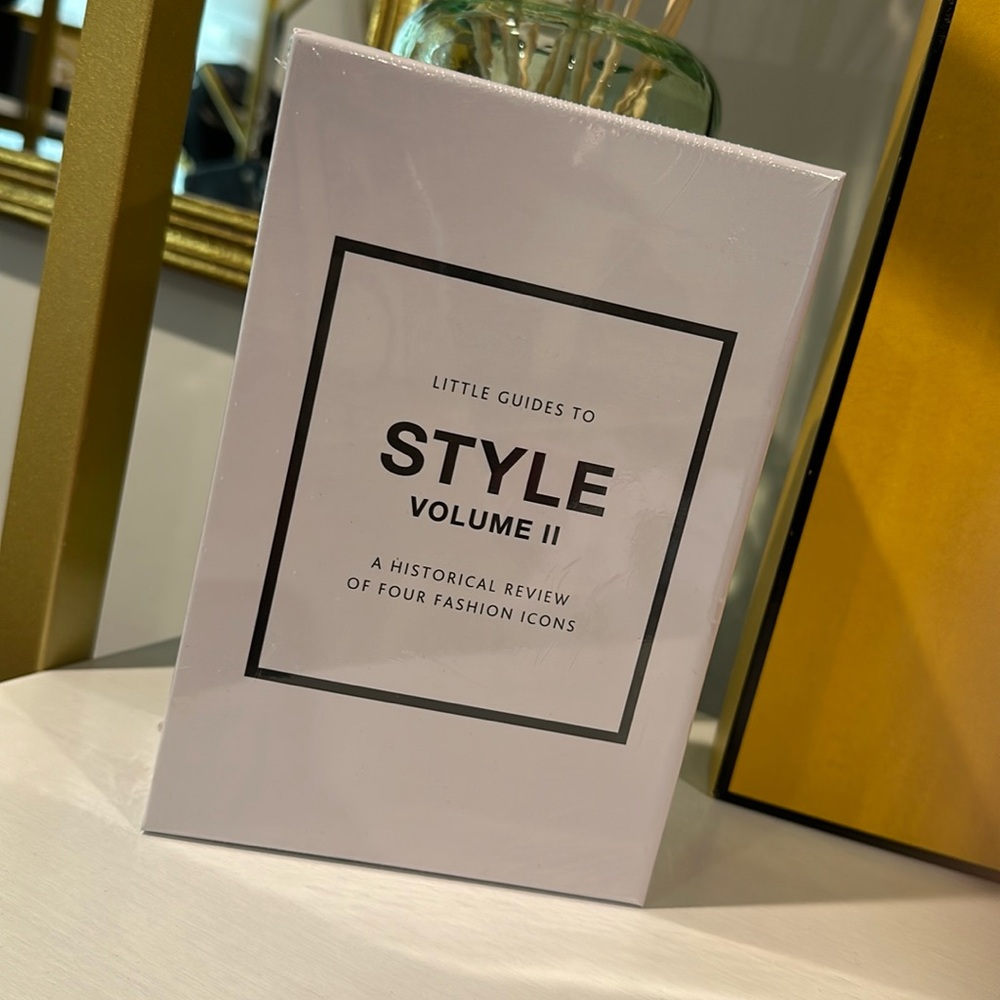 Little Guides to Style Volume II Books YSL, LV, CL & Cchiaparelli - Picture 2 of 2